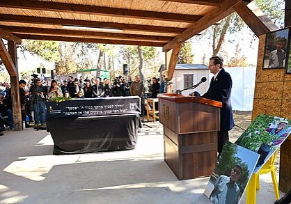 Isaac_Herzog_at_Oded_Lifshitz's_funeral_speaks_next_to_his_coffin_(2)