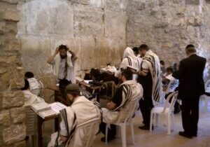 Minyan_at_the_Kotel